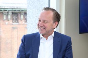 Ronald den Elzen, chief digital and technology officer of Heineken N.V., talks with theCUBE about connected intelligence during IBM Think 2025.